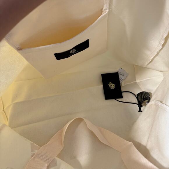 Wolves Gym V2 Canvas Tote in Cream - Picture 6 of 8